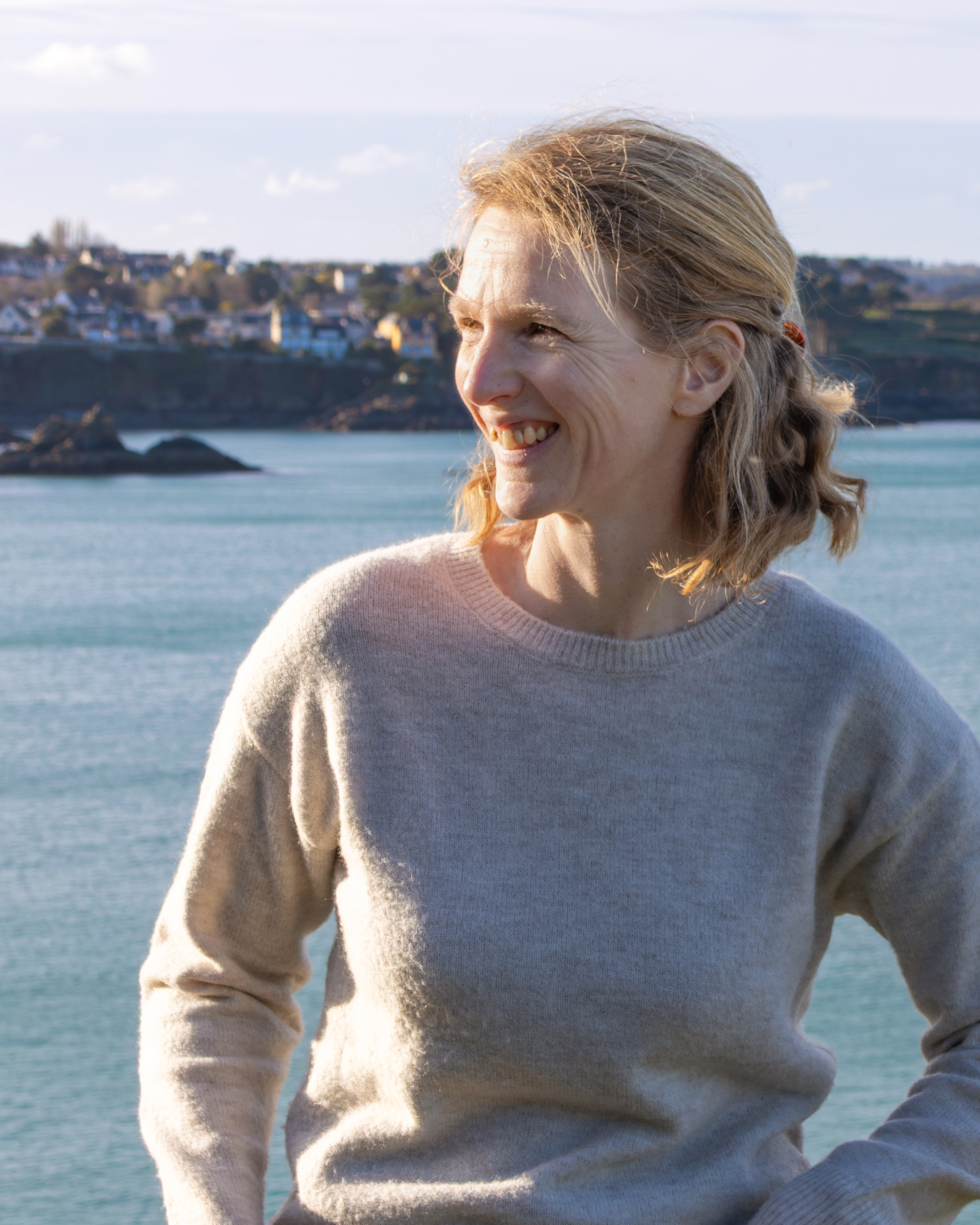 Portrait d'Aurélie Tiercin, photographe professionnelle et community manager freelance à Saint-Brieuc, Côtes d'Armor, Bretagne